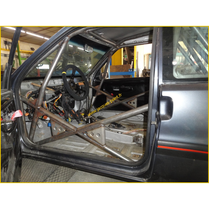 106 - Peugeot - 6 point roll cage - Annexe J FIA.